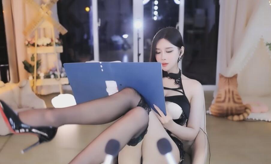小恩雅剧情女王调教处男小狗